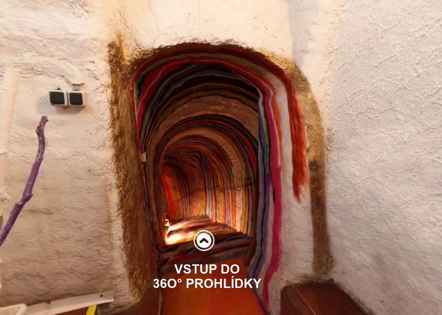 360° prohlídka výstavy Zpoza díry . . .also love is not ditry word